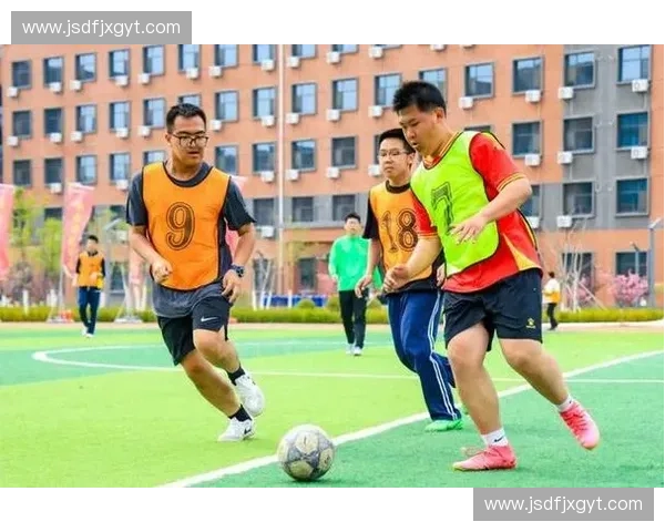 体育生挑战极限训练，展现青春力量与拼搏精神，燃动全场激情！